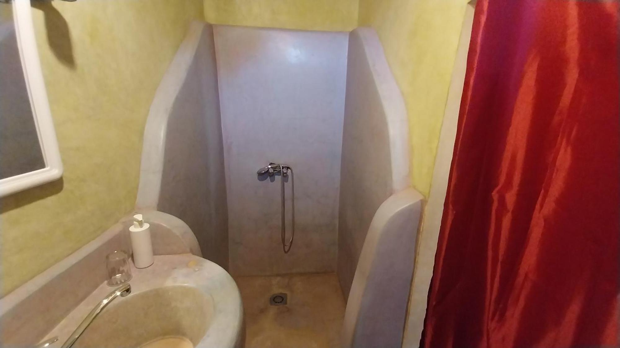 Auberge Bassou Nkob Rum bild